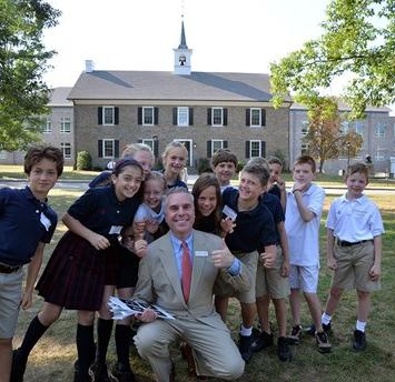 十大体育外围平台排名 elementary students with head of school